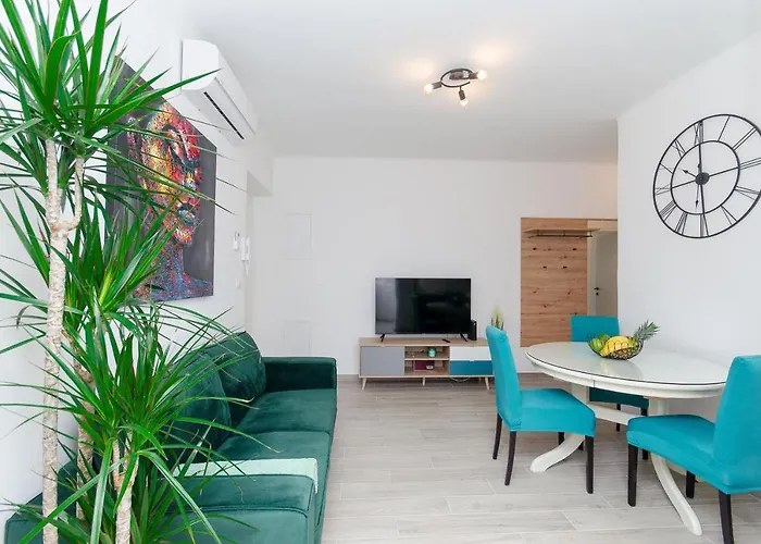 Blue Moon Split Apartment