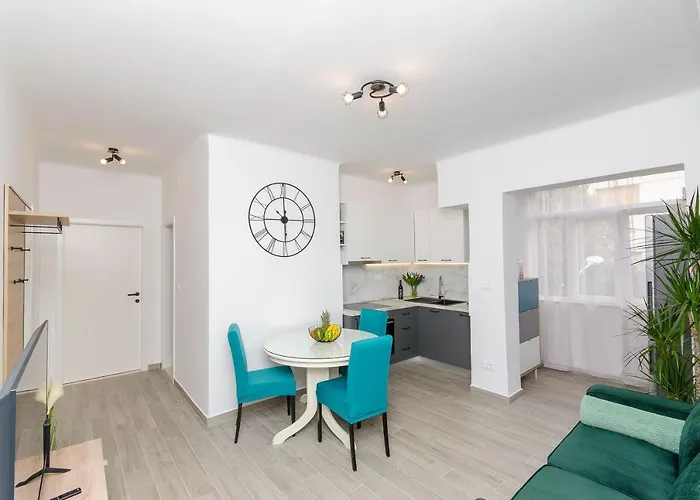 Blue Moon Split Apartment