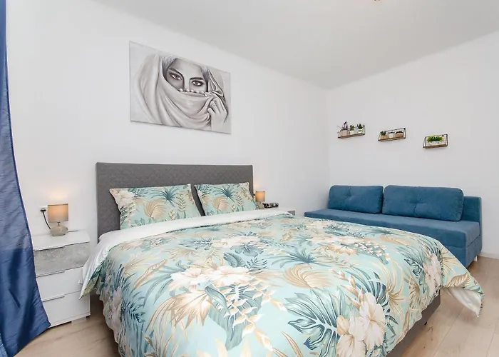 Blue Moon Split Apartment