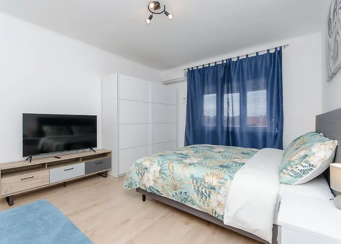 Blue Moon Split Apartment